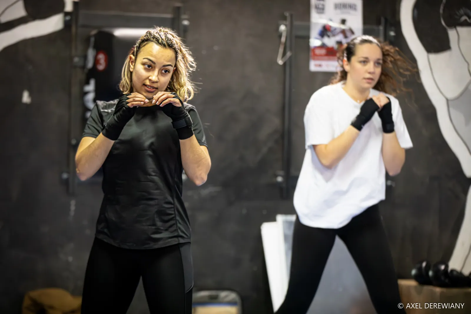 Deux pratiquantes en garde, mains bandées, pendant un cours Lady Punch