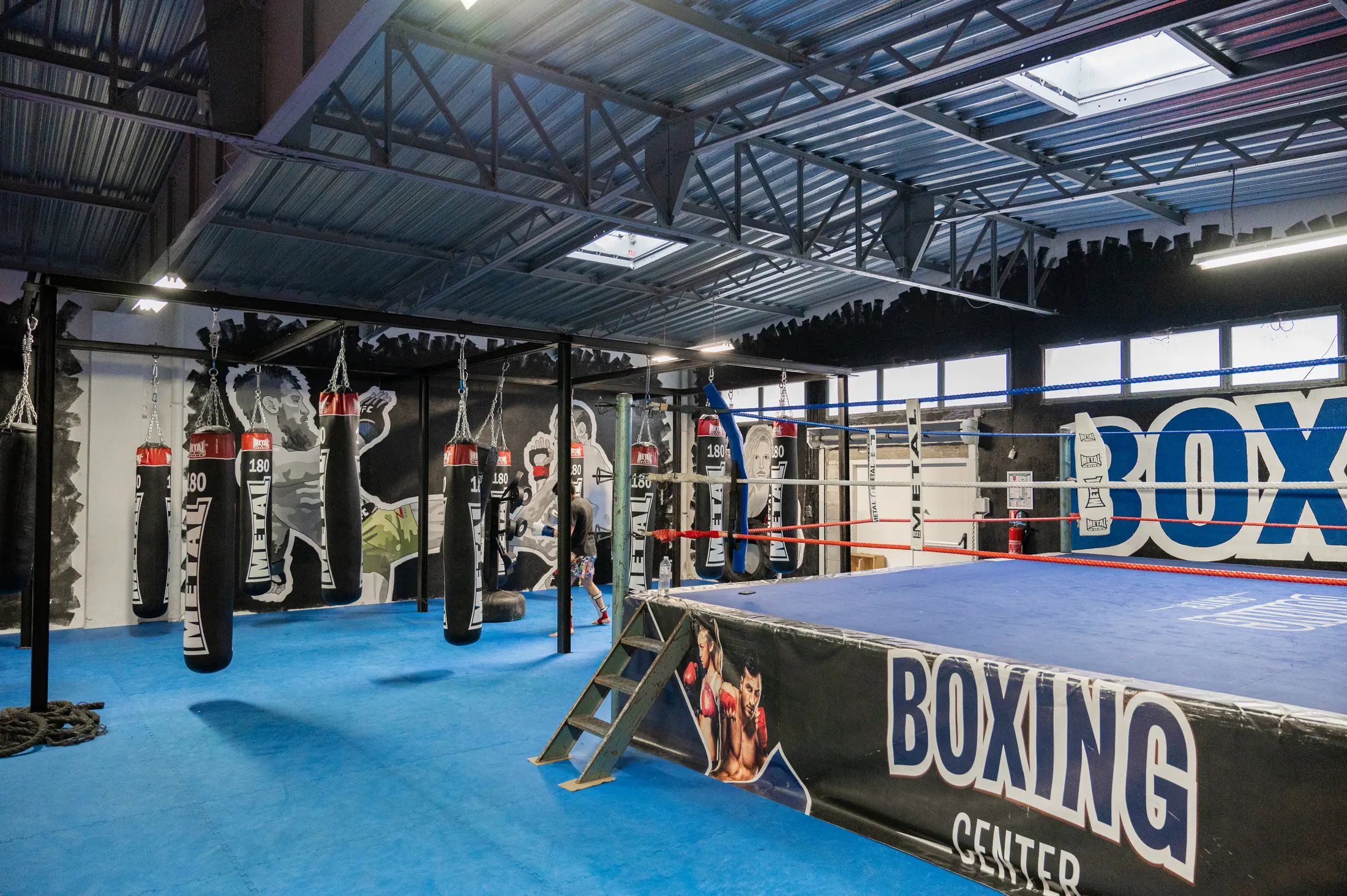 Le ring Boxing Center, cordes rouges et blanches, au fond du plateau