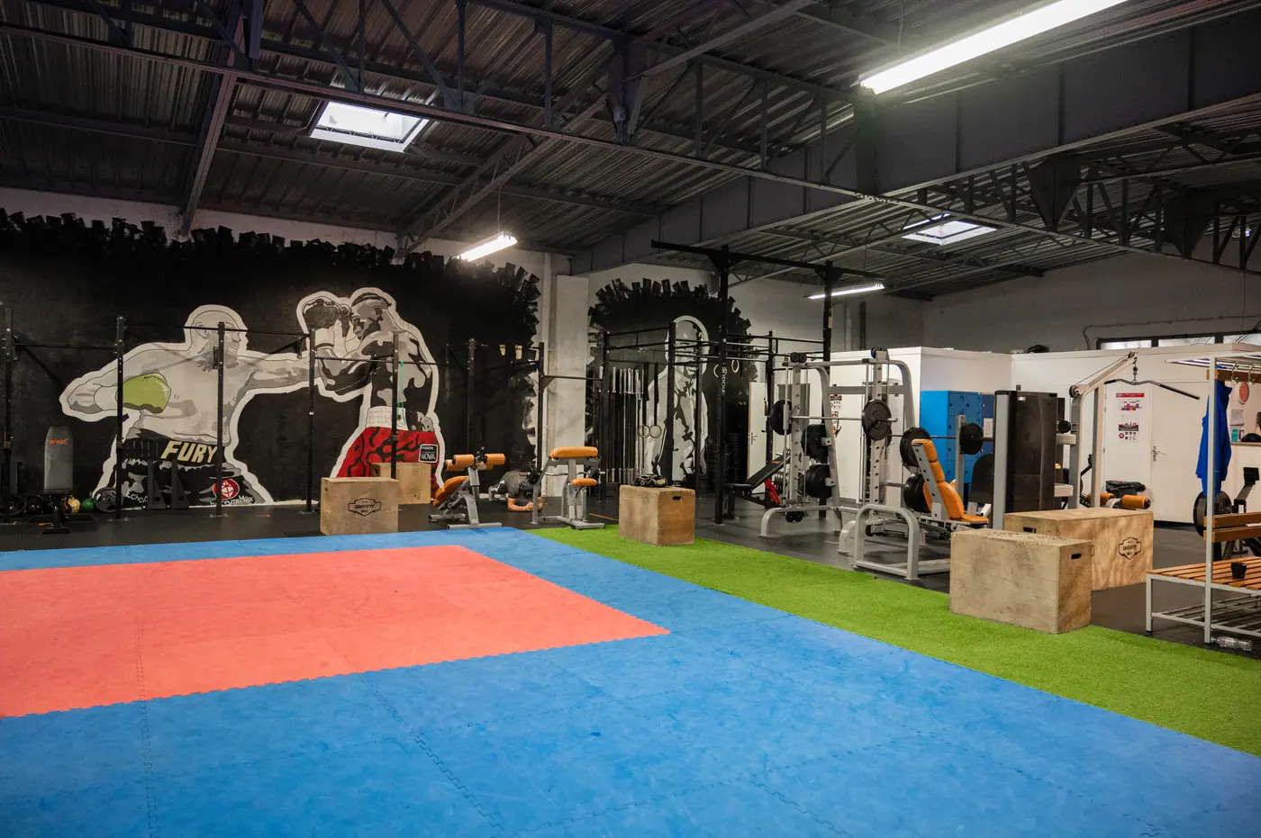 La zone cross-training : cages, box de saut et charpente ouverte